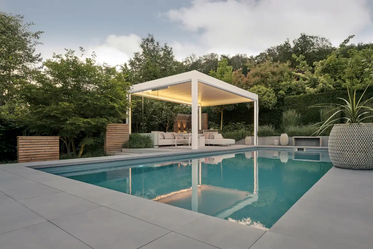 Lamellendach an einem Poolbereich Moderner Poolbereich mit stilvoller Überdachung und Lounge-Möbeln
