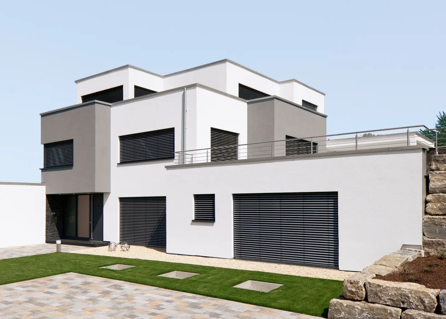 Rollläden nach Maß Modernes kubisches Wohnhaus mit dunklen Rollläden