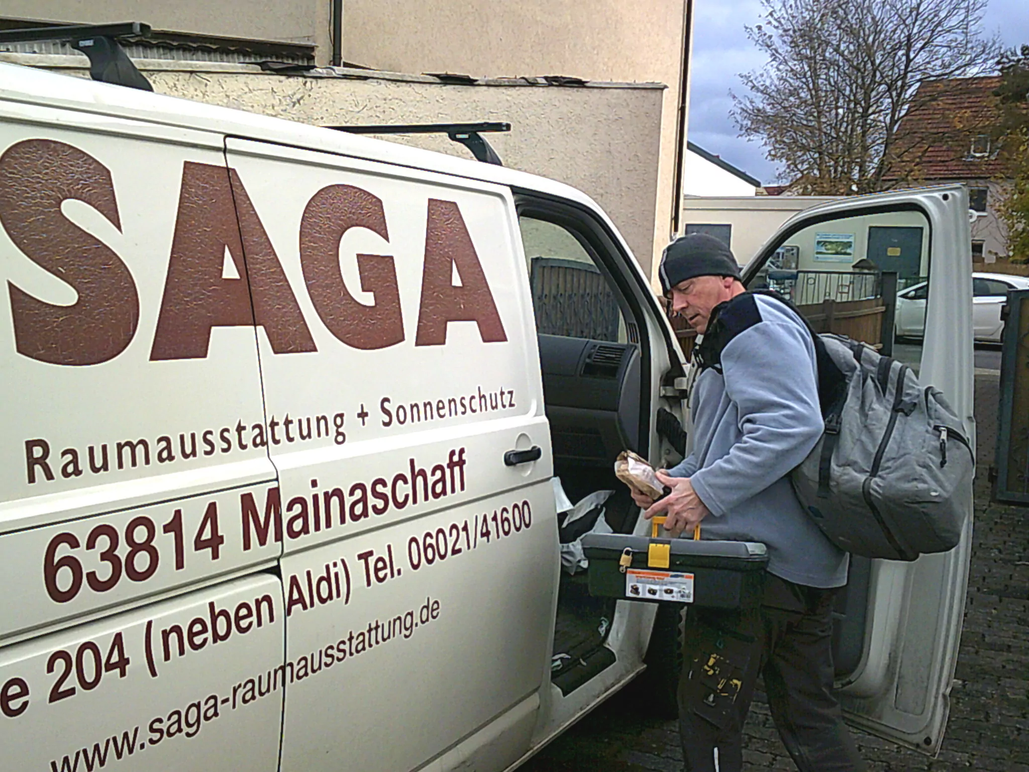 Elegante Kücheneinrichtung mit abdunkelnden Jalousien