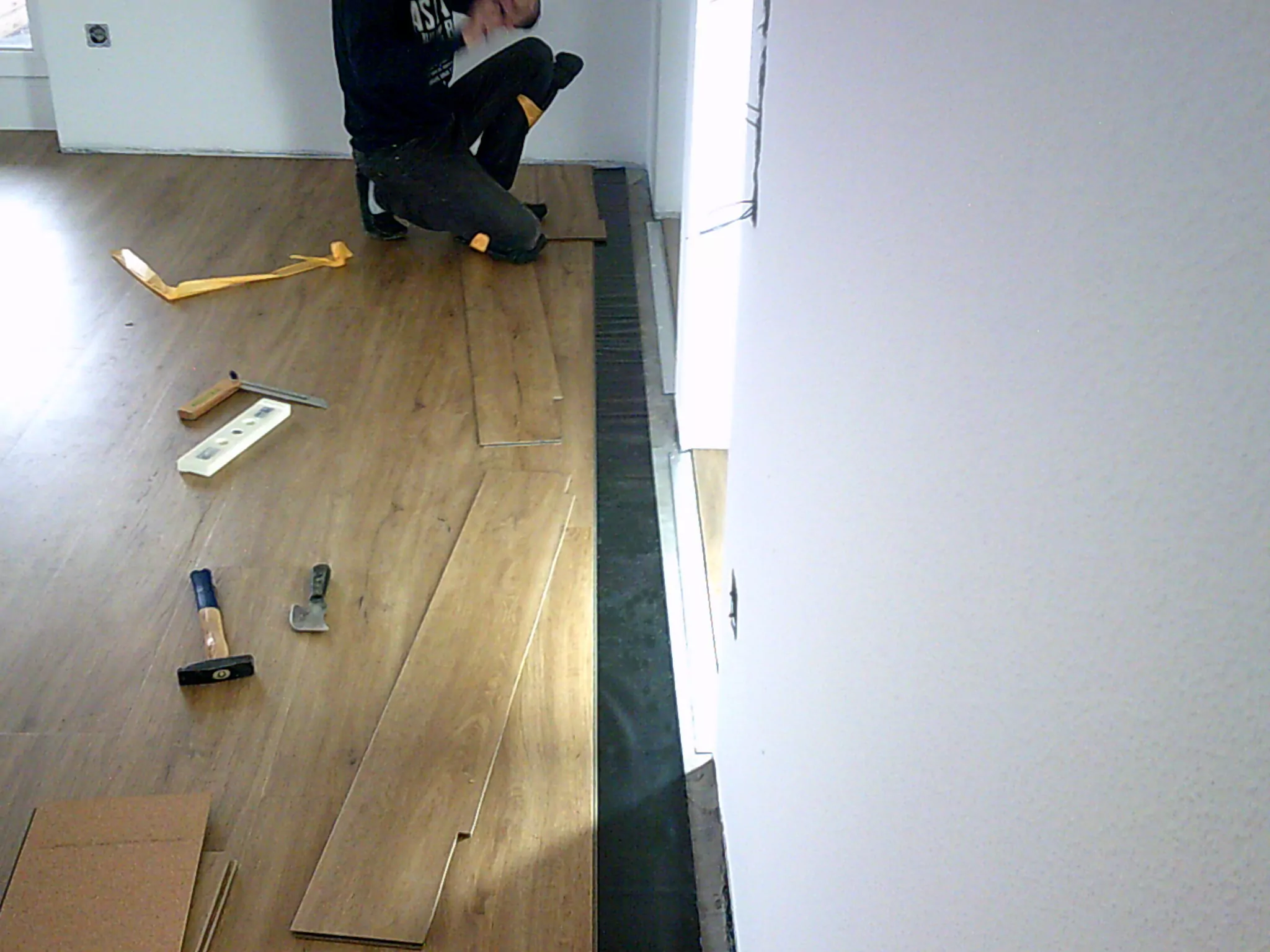 Elegante Kücheneinrichtung mit abdunkelnden Jalousien