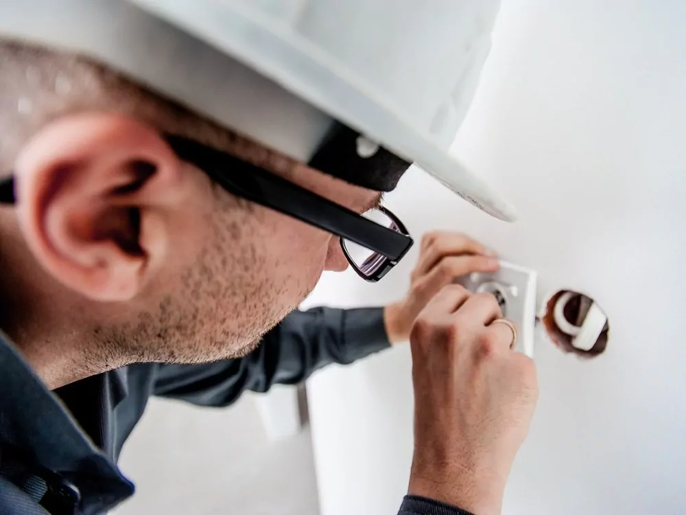 Elegante Kücheneinrichtung mit abdunkelnden Jalousien