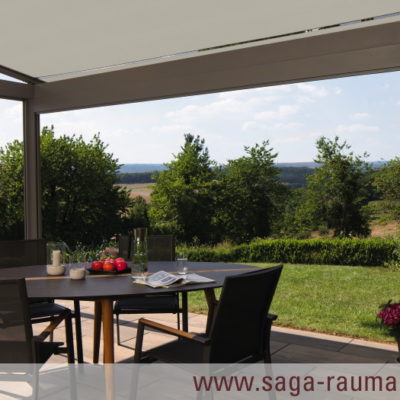 Ein Zimmer im Freien / Mit der Pergola-Markise von SAGA in Aschaffenburg bei jedem Wetter die Natur genießen / SAGA Raumausstattung ist Spezialist für Gardinen, Bodenbelag, Sonnenschutz, Markisen, Pergola, Rolladen, Insektenschutz und Wasserschaden in Aschaffenburg