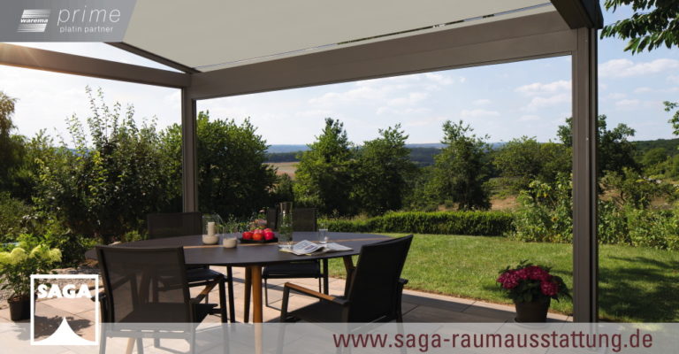 Ein Zimmer im Freien / Mit der Pergola-Markise von SAGA in Aschaffenburg bei jedem Wetter die Natur genießen / SAGA Raumausstattung ist Spezialist für Gardinen, Bodenbelag, Sonnenschutz, Markisen, Pergola, Rolladen, Insektenschutz und Wasserschaden in Aschaffenburg