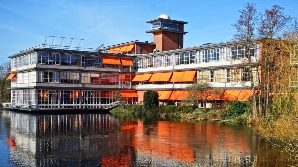 Orange Senkrechtmarkisen an den Fenstern