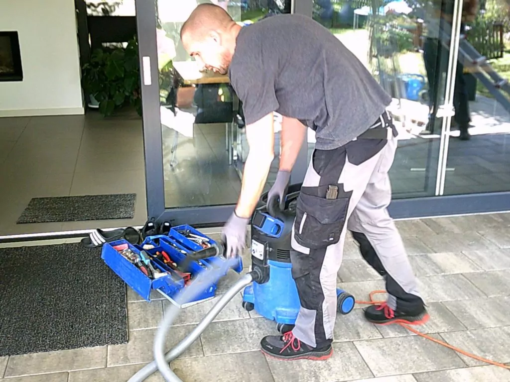 Montage einer Markise H60 in Stockstadt | SAGA Raumausstattung ist Spezialist für Gardinen, Bodenbelag, Sonnenschutz, Markisen, Pergola, Rolladen, Insektenschutz und Wasserschaden in Aschaffenburg