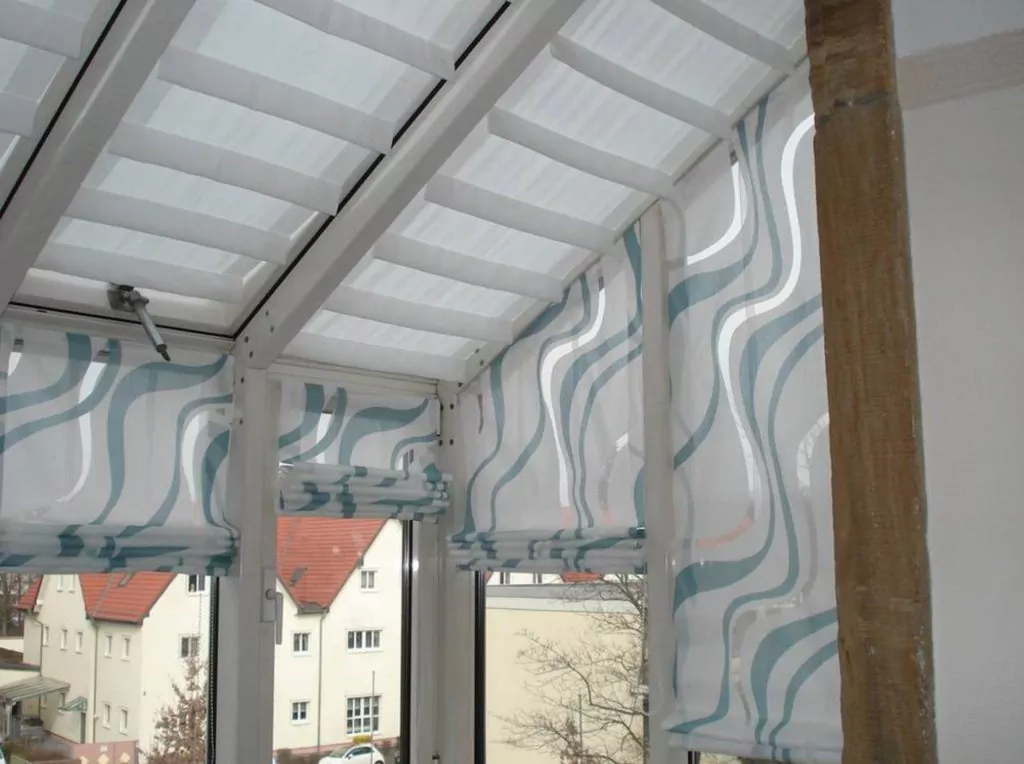 Gardine schräg dach blau | SAGA Raumausstattung Aschaffenburg | Gardinen, Bodenbelag, Sonnenschutz, Pergola, Rolladen, Insektenschutz und Wasserschaden