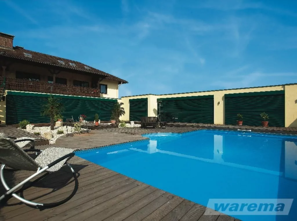 Raffstore villa pool | SAGA Raumausstattung Aschaffenburg | Gardinen, Bodenbelag, Sonnenschutz, Pergola, Rolladen, Insektenschutz und Wasserschaden